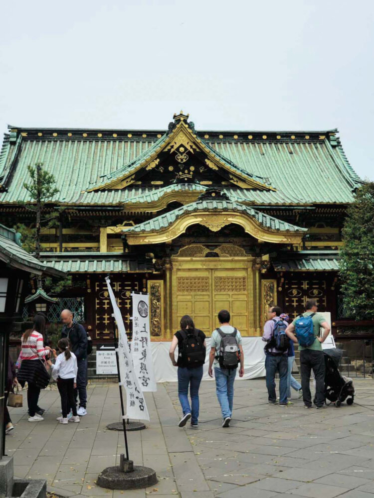 金色に輝く社殿は金色殿とも呼ばれる。国の重要文化財で社殿拝観は外観のみ。