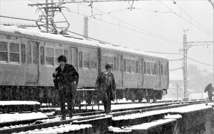 1番目の跨線橋と並行していた井の頭線の線路。大雪で電車が遅れ、線路を歩く人が大勢いた。今では考えられない光景であった（1972年2月撮影）。