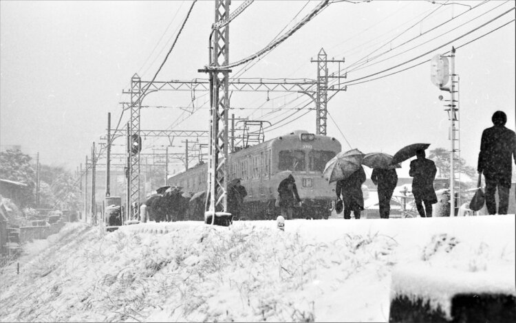 下北沢駅舎から渋谷方面を望む。駅舎は2階にあったが、井の頭線はそれよりも高い位置を走っていた。茶沢通りの付近ではビル4階相当の高さがあり、いかに起伏の激しい土地かがよく分かる（1972年2月撮影）。