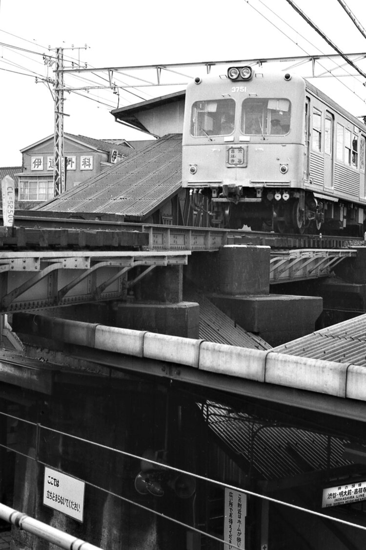 井の頭線は昭和8年（1933）に帝都電鉄として開業。一時期は小田急系列であったため、ホームとホームが階段で結ばれていたほか、世田谷代田駅と代田二丁目駅（現在の新代田駅）を結ぶ線路が敷かれていたことがある。戦後の大東急からの独立時に京王電気軌道と一緒になり、京王帝都電鉄の社名が誕生した（1969年6月撮影）。