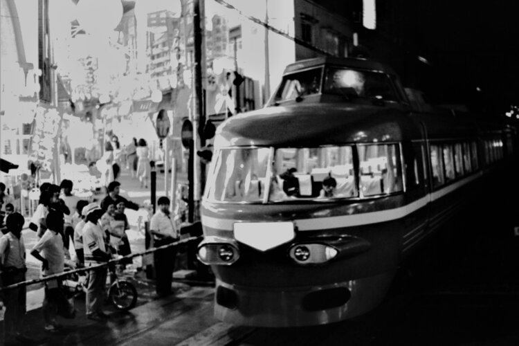 下北沢駅ホームの新宿方に隣接する「開かずの踏切」。朝夕のラッシュ時間帯には開くのを待つ大勢の人で埋め尽くされた（1972年8月撮影）。