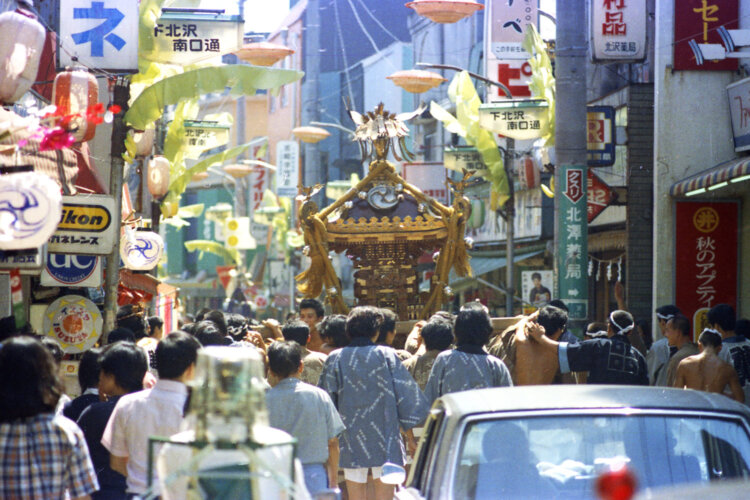 丸井の前を練り歩く北沢八幡宮例大祭の神輿。毎年9月の第1日曜に八幡様に向けて下北沢地区の神輿行列が続いた（1973年9月撮影）。