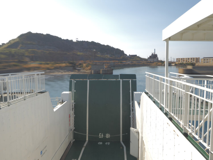 フェリーで帰るところ。この船の故障が直らなかったら帰れなかった。