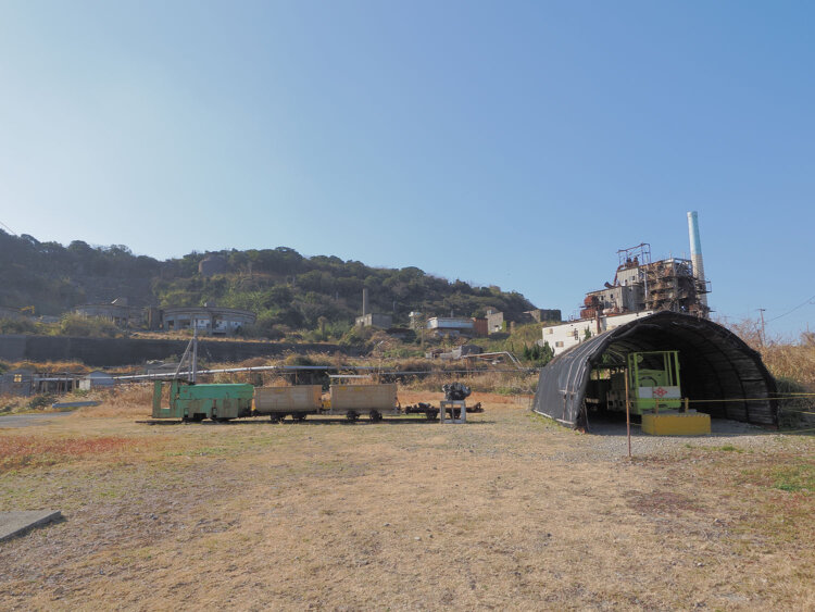 炭鉱トロッコの乗り場はカマボコ屋根の箇所。屋外保存の車両も坑内で活躍した。