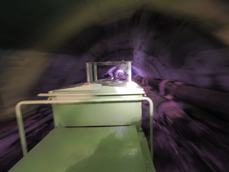 いよいよ坑道へ！　炭鉱トロッコで坑道へ入坑できるのは貴重な体験だ。