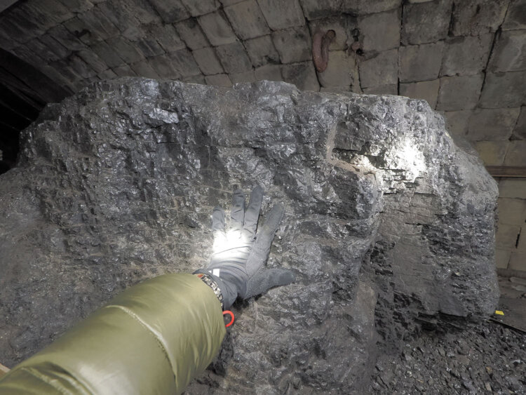 これが石炭の塊である。閉山が決定した際に撤回の陳情で炭鉱マンたちが東京へ繰り出した際に、池島の石炭として紹介した塊だ。