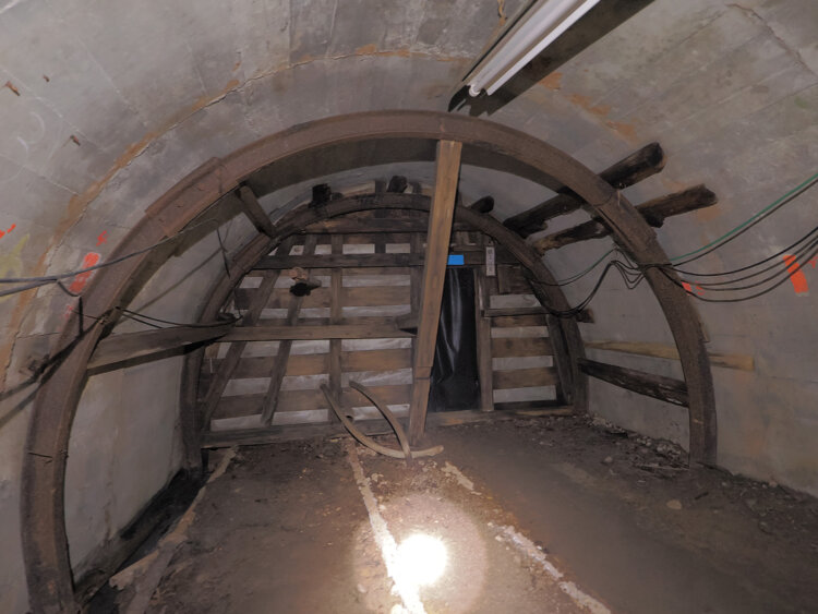 坑内救急センターの入り口。助かるための設備がぎっしり配置されている。