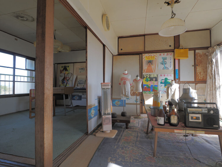 【池島島内観光ツアー】アパートの生活はどんなものか、廃墟の一棟に入って体験する