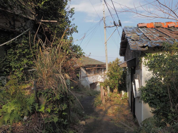 郷地区。右手はスナックの跡。ここは歓楽街だった。