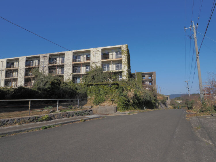 住民のいる棟はあるが、これらの棟は既に退去済みで廃墟となっていた。