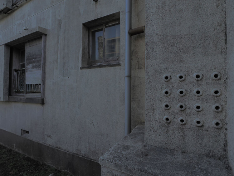 出入り口の脇にある穴はダストシュートの通気口かと思われる。