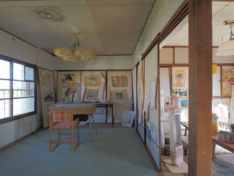 子供部屋を再現していて、照明の形状も懐かしい。