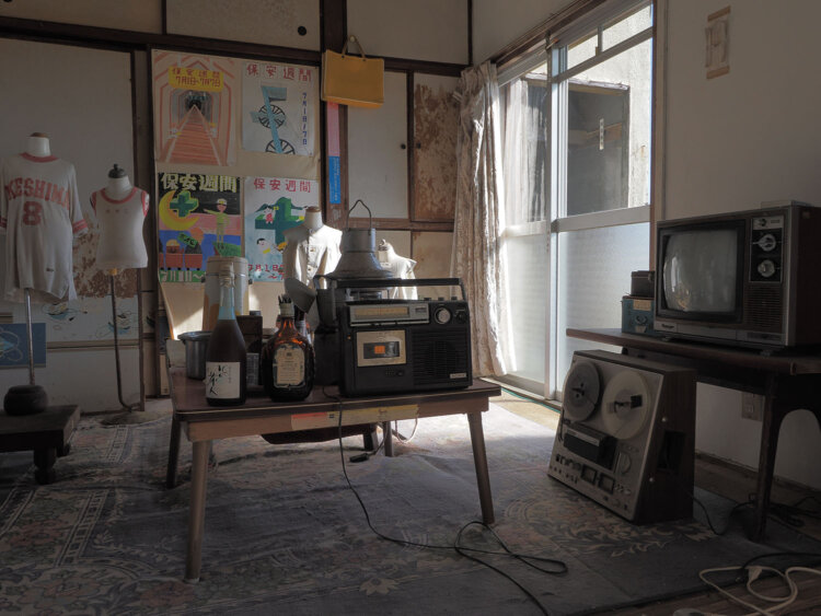 リビング。昭和中期～後期の家庭を再現し、オープンリールなど懐かしい品々があった。