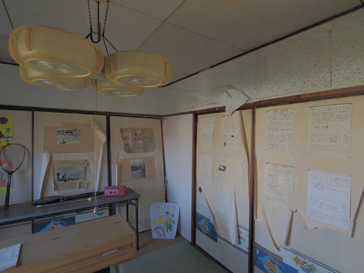 子供部屋には炭鉱を学ぶプリントが貼られている。