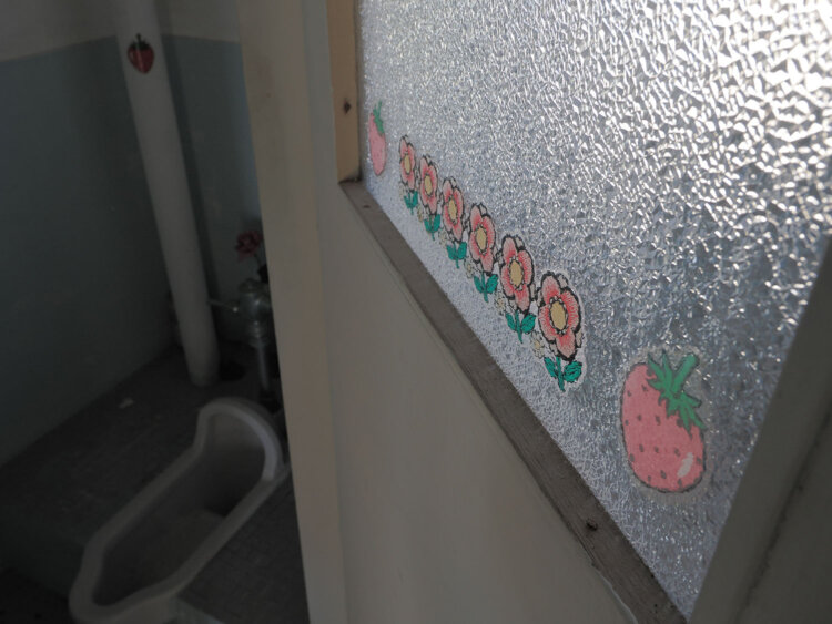 和式トイレとステッカー。そういえば子供の頃は家中にシールを貼っていたなぁ。