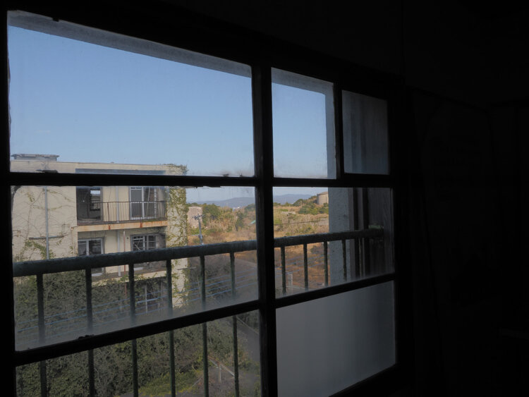 部屋から見るアパート。こちらは再現された部屋、窓の向こうは完全なる廃。