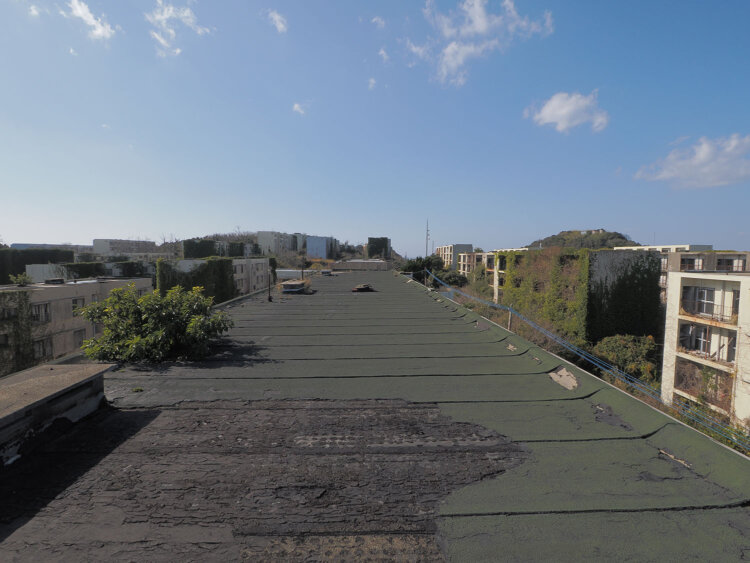 屋上に出られる階段が取り付けられ、屋上は柵の中から360度見渡せられる。廃墟に囲まれた景色だ。