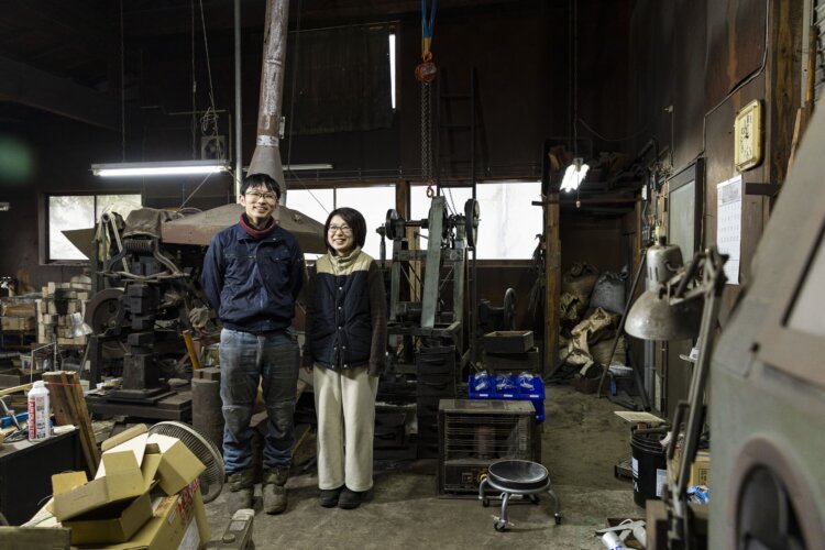 各工程の作業場が並ぶ工房に立つ、4代目の石川貴大さんと妻の優衣さん。
