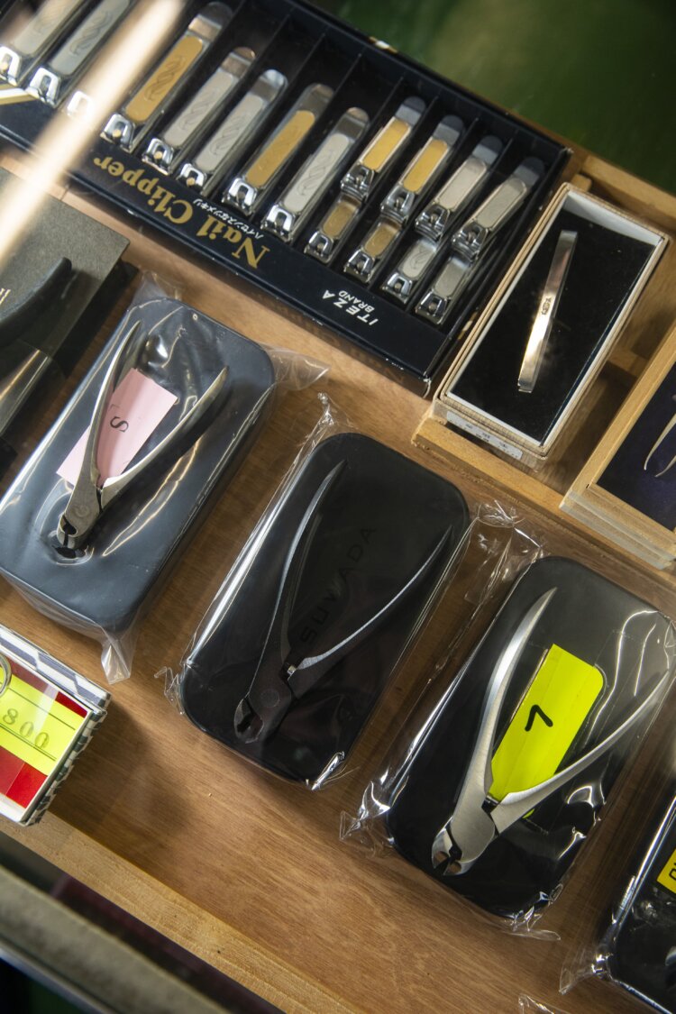 『刃物の中伊』には包丁や農具のほか、三条市の爪切りメーカーSUWADAの商品も。