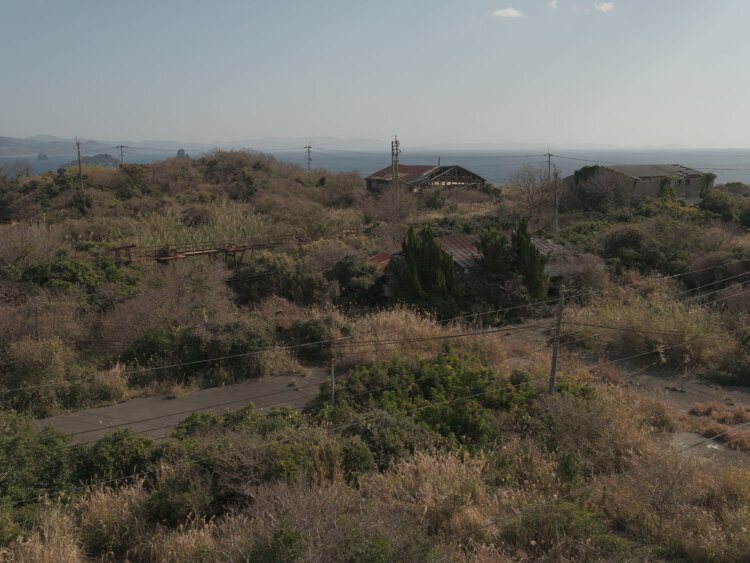 炭鉱関連施設（三井松島リソーシス）は草生（くさむ）していた。かつては炭鉱トロッコの軌道が張り巡らされ、斜坑の巻上機室があった。