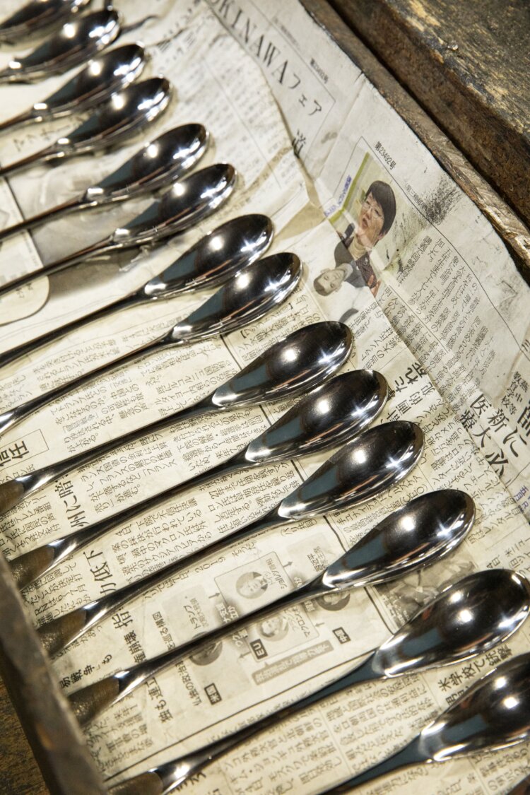 大きさや角度など細部まで考え抜かれた、『片力（かたりき）商事』のカトラリー。