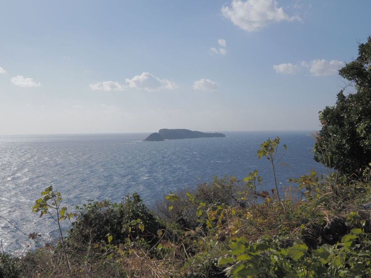 第2立坑から見る蟇島。約3km離れており、この海底に坑道が延びていた。