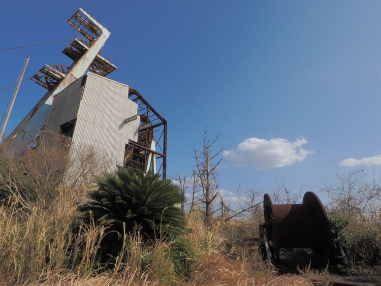 巻上機の滑車と予備の巻上機パーツ。現役時は高速運転していたという。