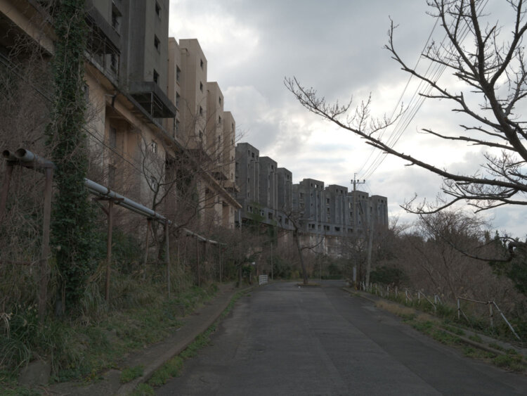 特徴的な外観の8階建て。階段室部分が飛び出ているデザインなので日本離れしており、画一的な旧共産圏地方都市の景色にも見える。