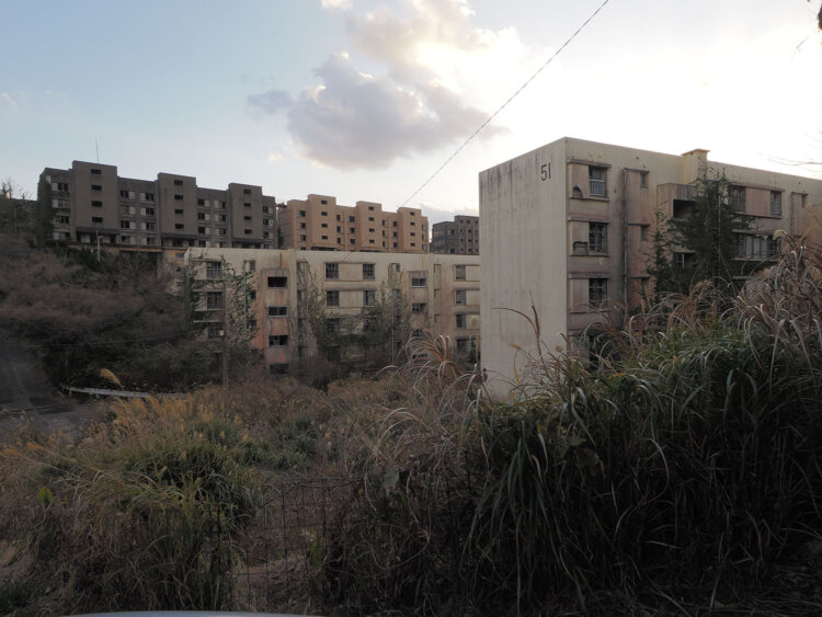 背後は8階建て、手前が新しい50番台のアパート。新しいとはいえ半世紀も経過しており、アパートはボロボロになりつつあった。