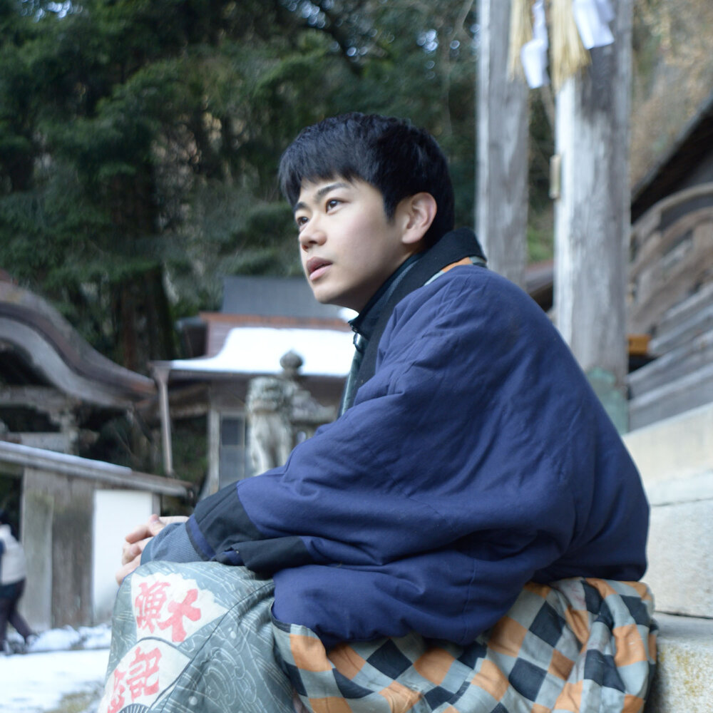 映画『脛擦りの森（すねこすりのもり）』で黒崎煌代が演じるのは若い男。「現場で見た美しさがそのままスクリーンに！ きれいな画がずっと続くんです」