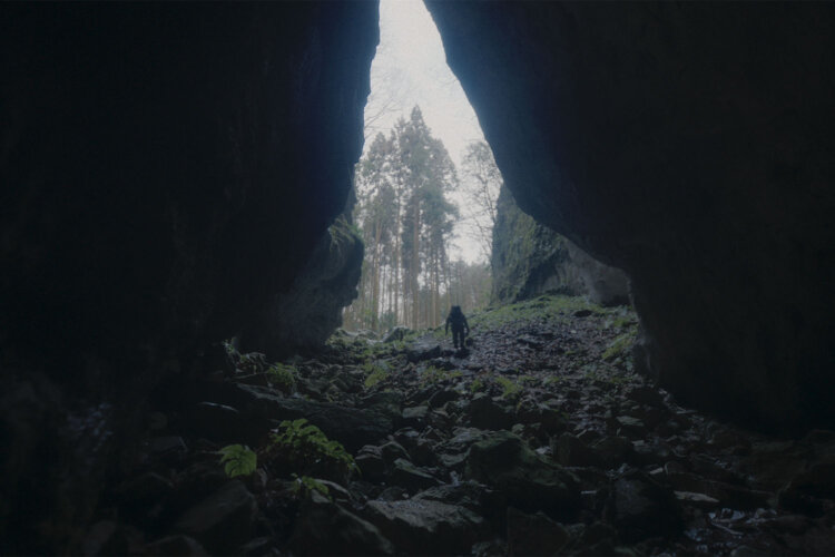 若い男を演じる黒崎さんが、歌声に誘われて入り込む洞窟。岡山県新見市の宇山洞で撮影された。※新見市内の鍾乳洞へ入る際は、事前に入洞届の提出が必要。