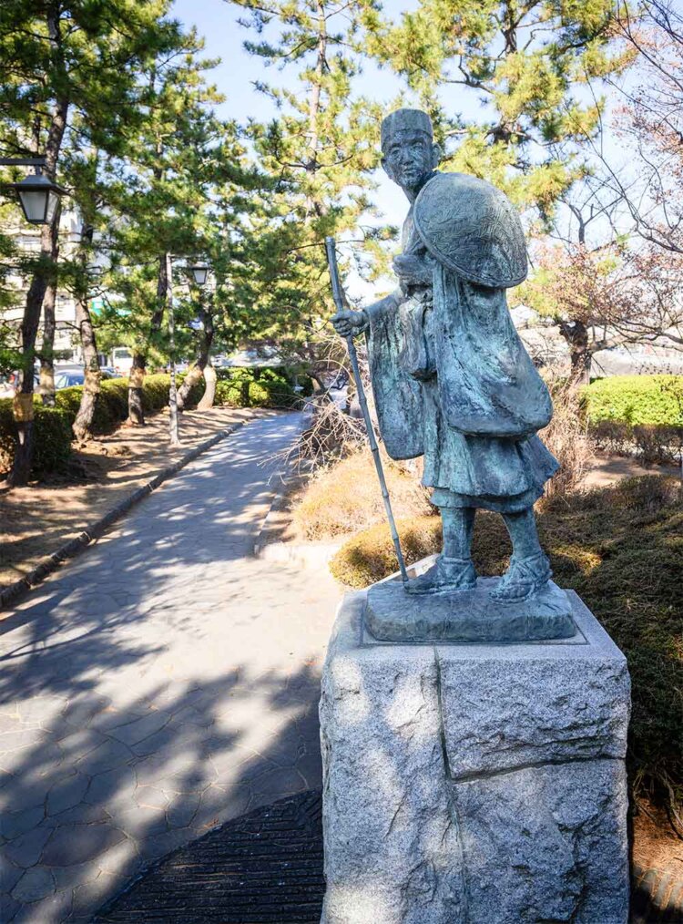 松尾芭蕉翁像。