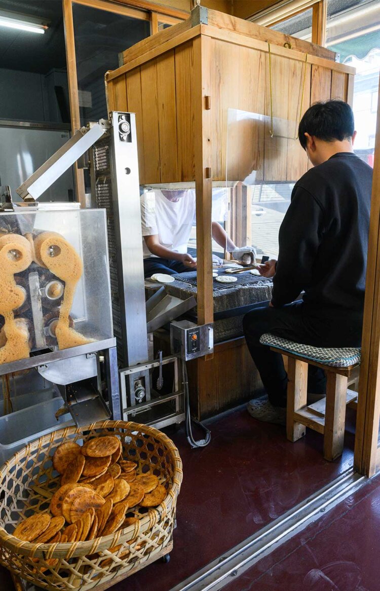 草加せんべいの専門店には店内で手焼きする店も多い。写真は『高瀬煎餅店』。