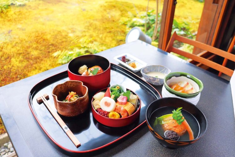 先付、八寸、煮物椀などが付く時雨（しぐれ）弁当。予約が望ましい。