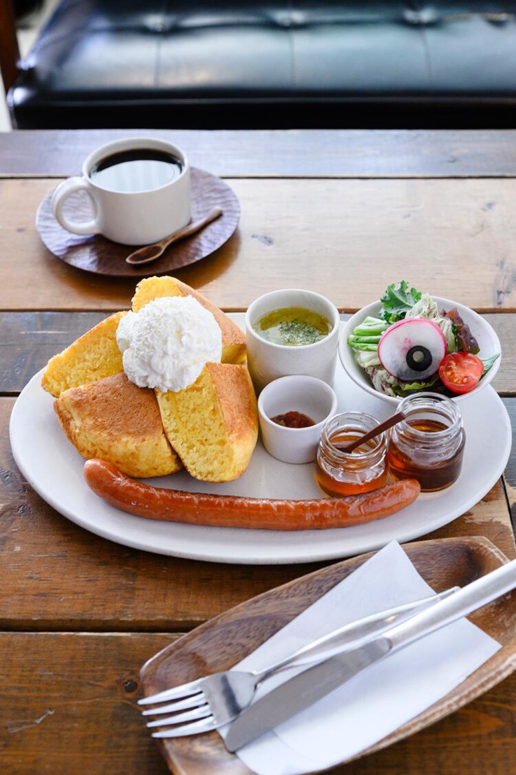 ほっとけーきランチプレート1550円。サラダ・スープ・ドリンク付き。蜂蜜かメープルシロップを選べ、＋350円でもう一方も追加可。