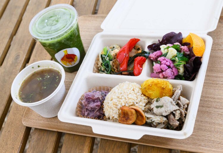 Chavi Bento1598円。自家栽培した野菜で出汁をとるスープ付き。デイジー畑スムージー540円。