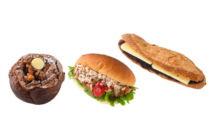 右から小倉さんおすすめ、あんバターフランス260円。ピリ辛タコミートサンド320円。ナッツ・ショコラ380円。