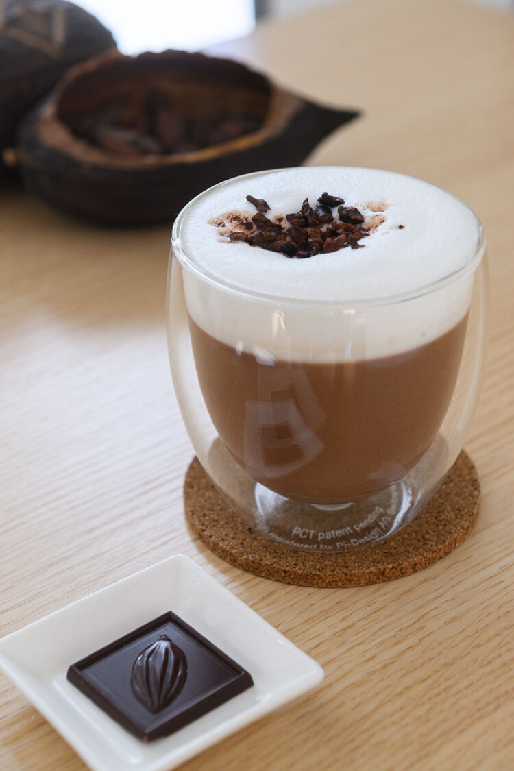 カカオラテ880円。濃厚なチョコレートドリンク。