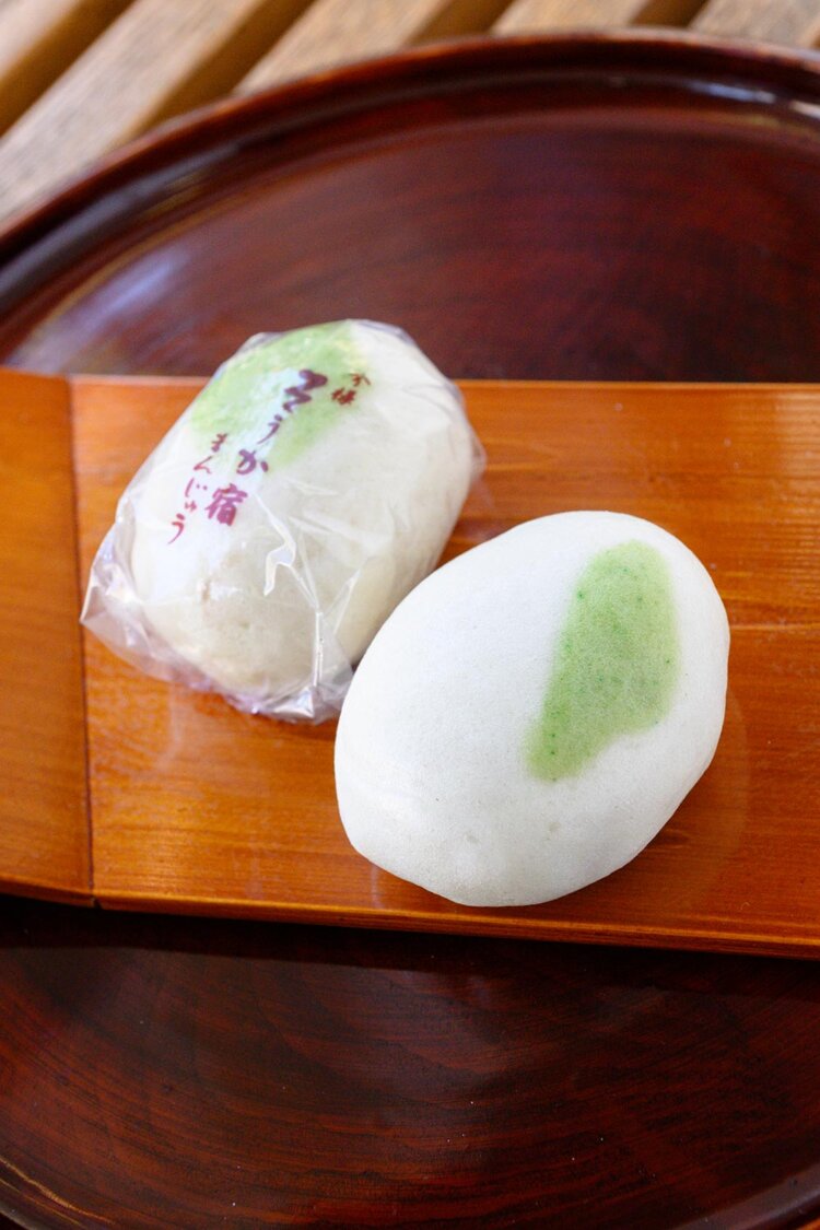 草加宿まんじゅう200円。表面の緑は草加松原の松をイメージして色付け。