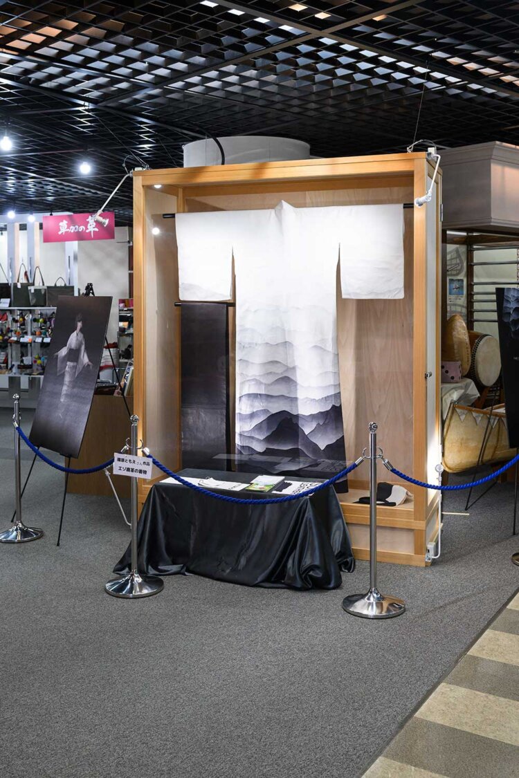 伝統産業展示室「ぱりっせ」に展示されている「THE LEATHER SCRAP KIMONO」。