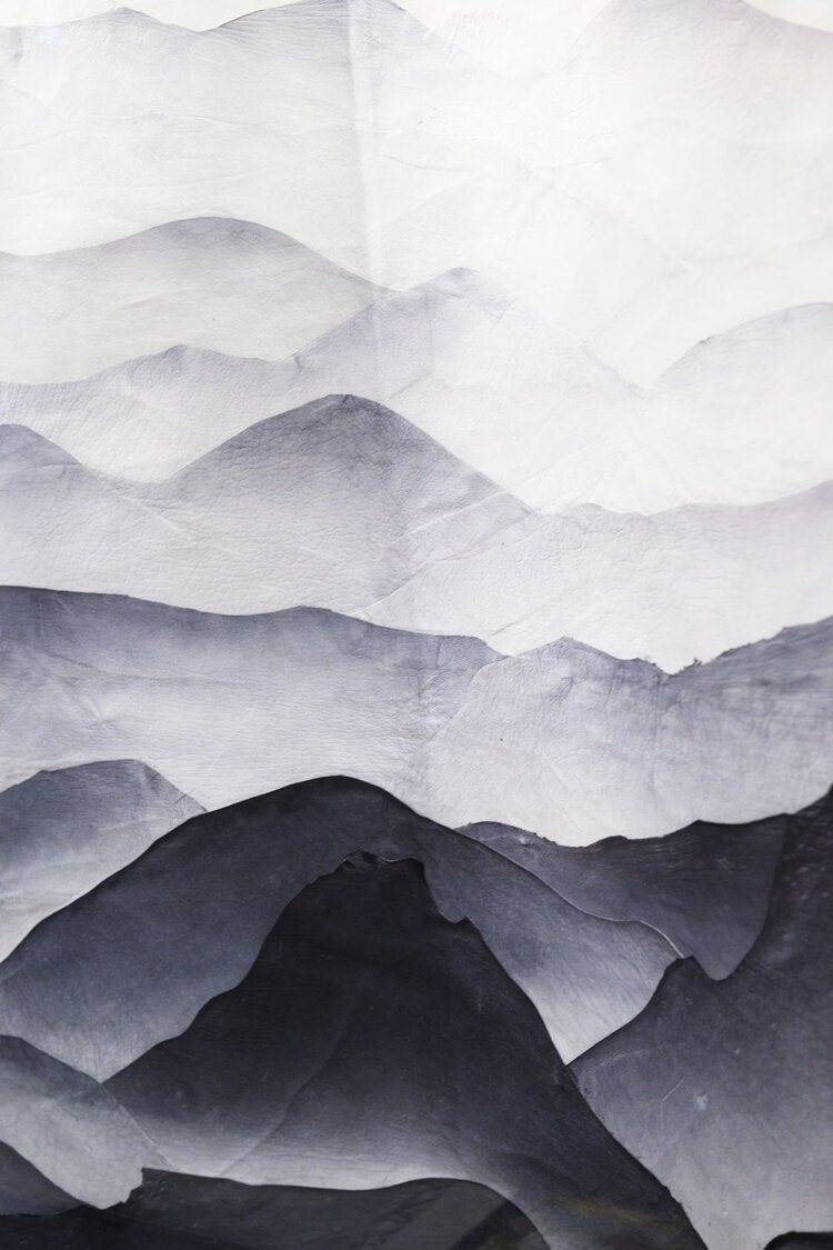 通常破棄される革の縁がデザインに生かされている。