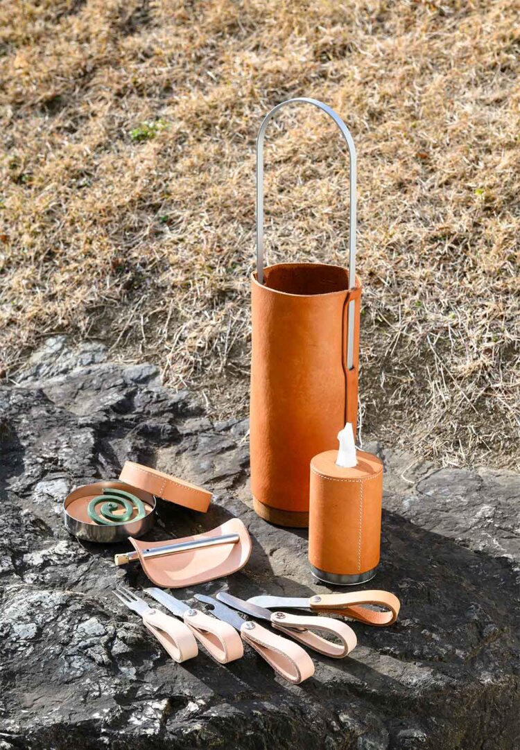 HIKERのボトルホルダー1万9250円、テーブルティッシュ8360円、カトラリー各3960円、インセンスホルダー小6380円、蚊取り線香ホルダー9460円。