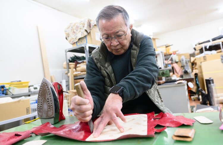 この道60年以上の革職人・鈴木功さん。『HIKER』の製作も担当。
