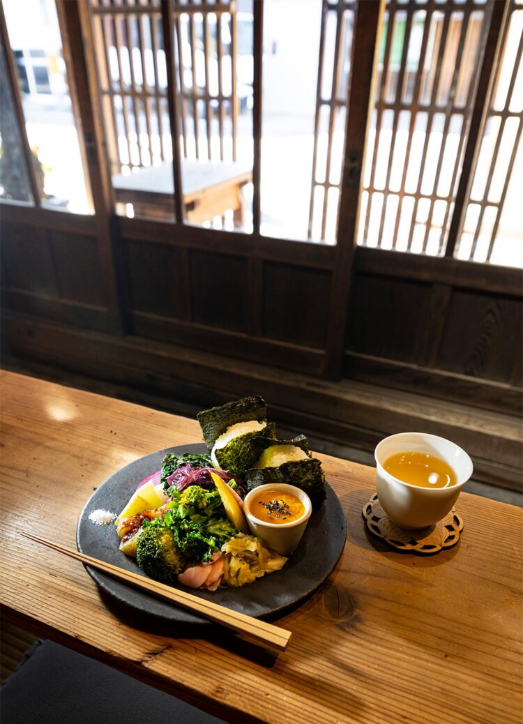 『お茶を贈る人』は伊賀焼の土鍋ご飯の塩むすび1800円も評判だ。