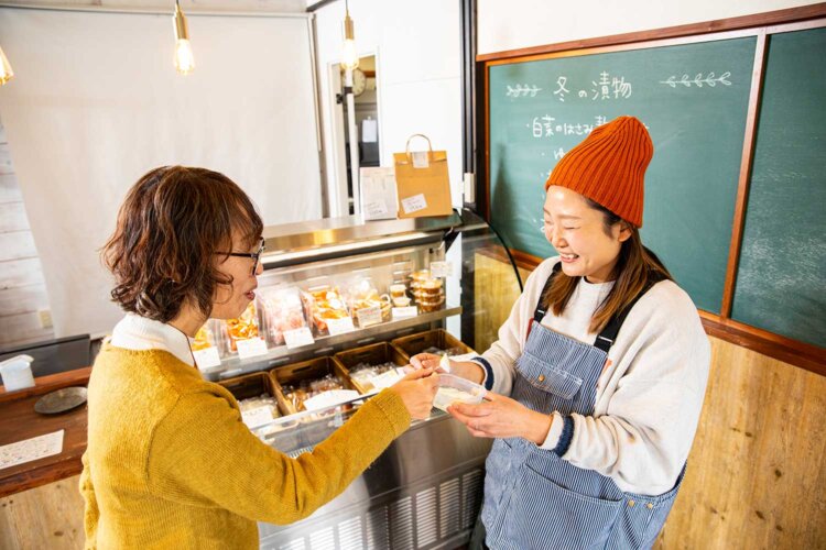 「味に納得して選んでほしい」と、店内は試食を推奨。すべて無添加・保存料なしで、旬味の香りと歯触りに目を見張る。