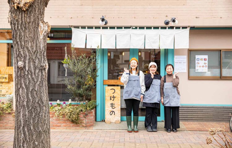 留美さん（左）が山東菜漬けの仕事で出会った仲間と営む。