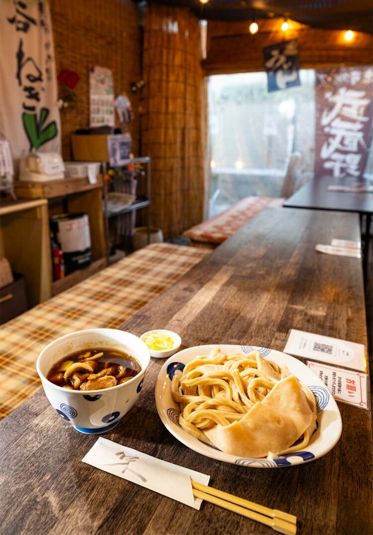 定番人気は肉汁つけうどん400g950円。