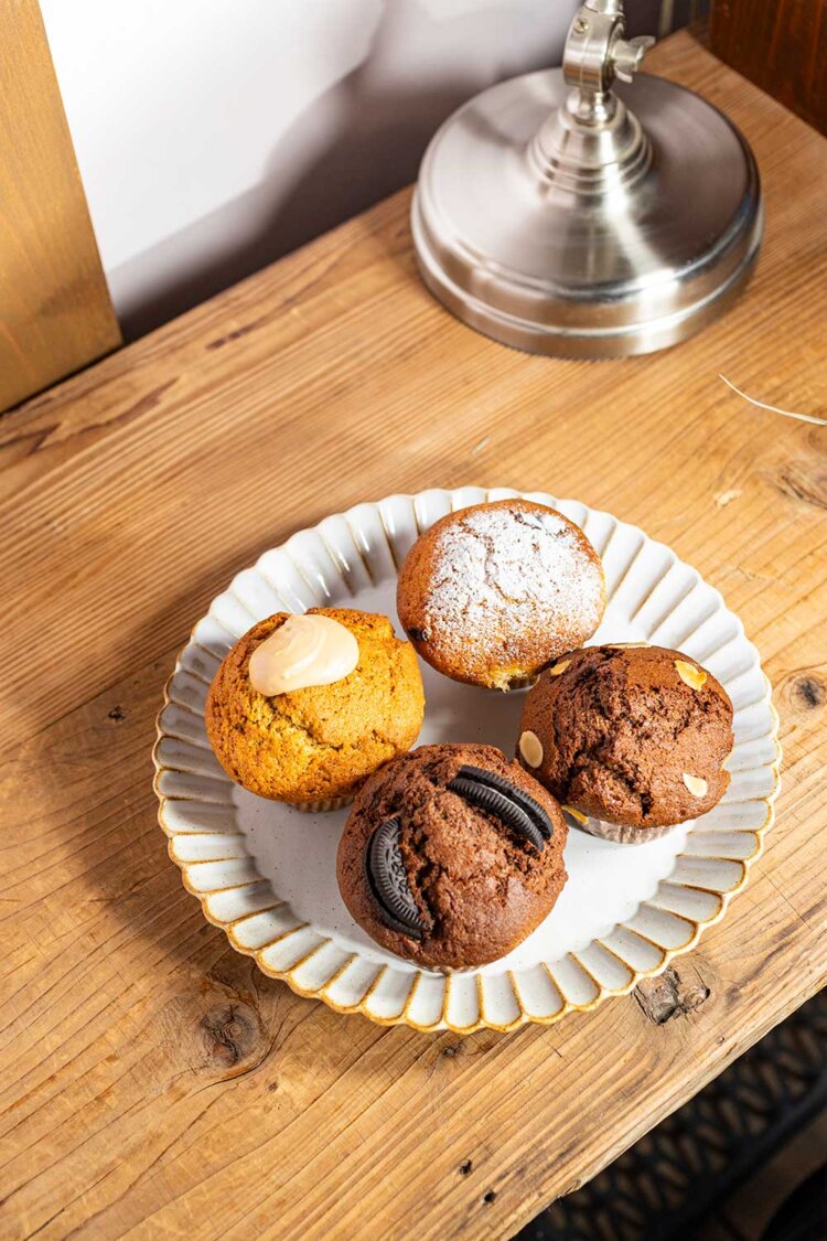 人気のマフィン280円～はきび砂糖の甘みがやさしい。