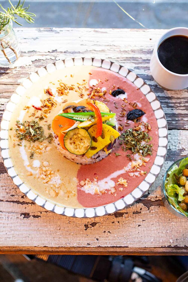 秋雨のカレー＆冬の白いカレーのあいもりはサラダ・ドリンク付きで1880円。