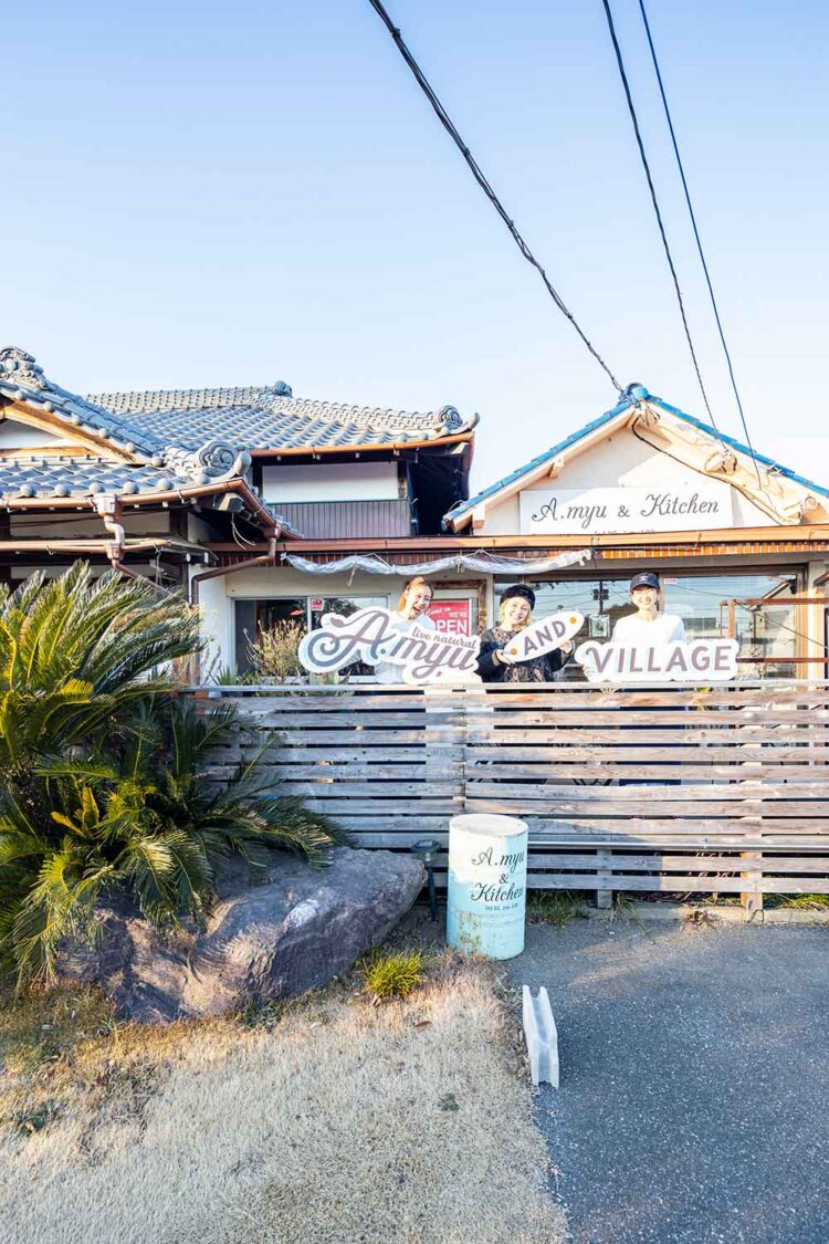 加藤さん（中央）はテラスを新設中。